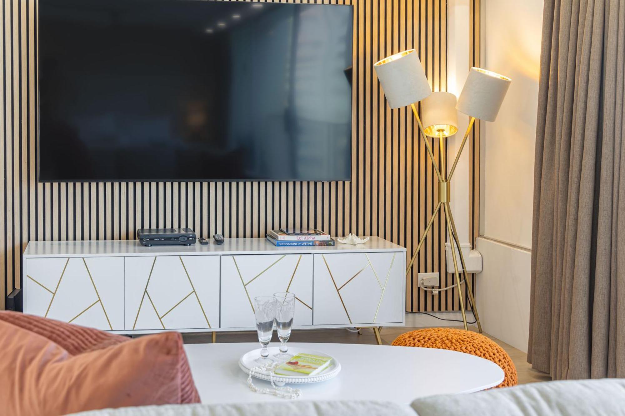 Steps To Waikiki Beach! Newly Renovated With 75" Tv Honolulu Esterno foto